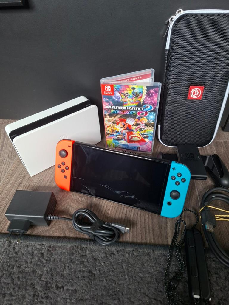 Nintendo Switch OLED 2024 + Mario Kart 8 + beschermhoes, Spelcomputers en Games, Ophalen of Verzenden, Zo goed als nieuw, Met 2 controllers