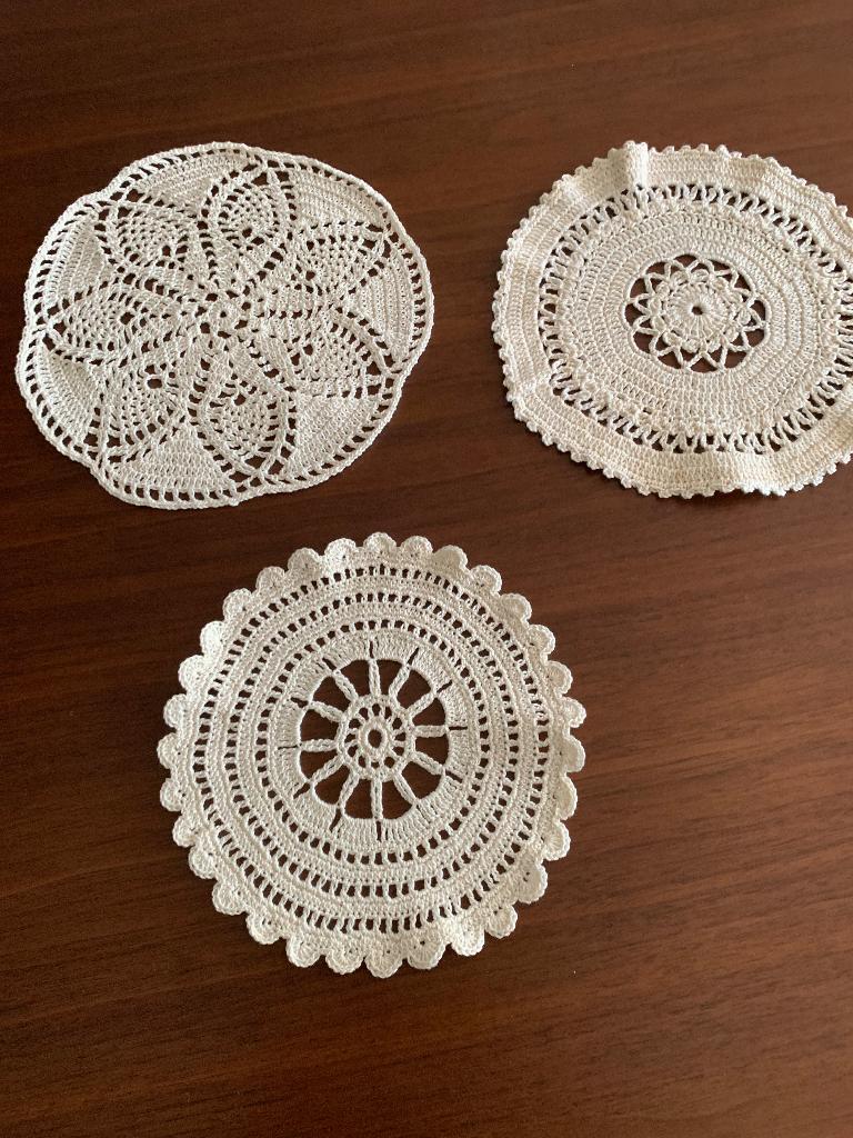 Set van 3 nieuwe hand gehaakte kleedjes,  zie foto’s., Ophalen of Verzenden, Nieuw, Haken, Overige typen