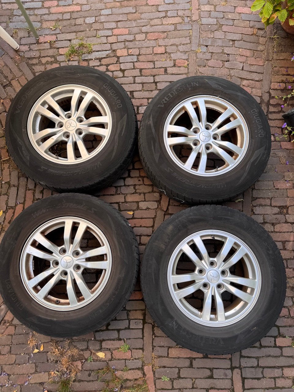 4 originele Mitsubishi 16” lichtmetalen velgen +winterbanden, Ophalen, 215 mm, 16 inch, Banden en Velgen