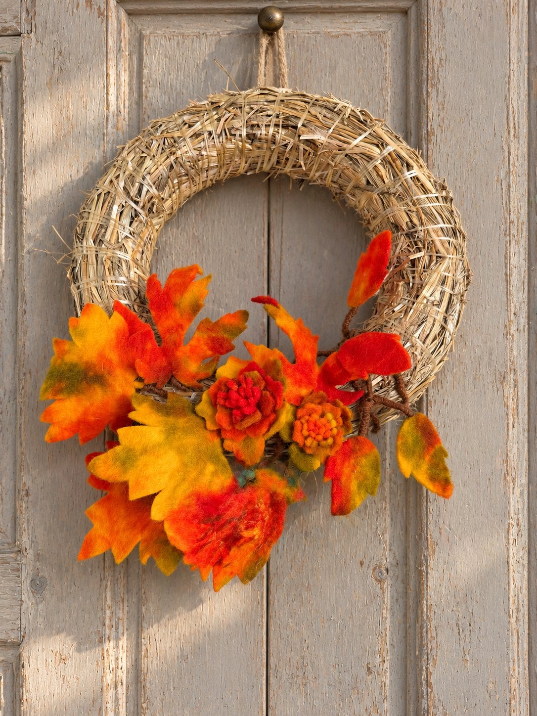 Herfstkrans met vilten bladeren en bloemen, Ophalen of Verzenden, Nieuw, Krans, Natuurlijk materiaal