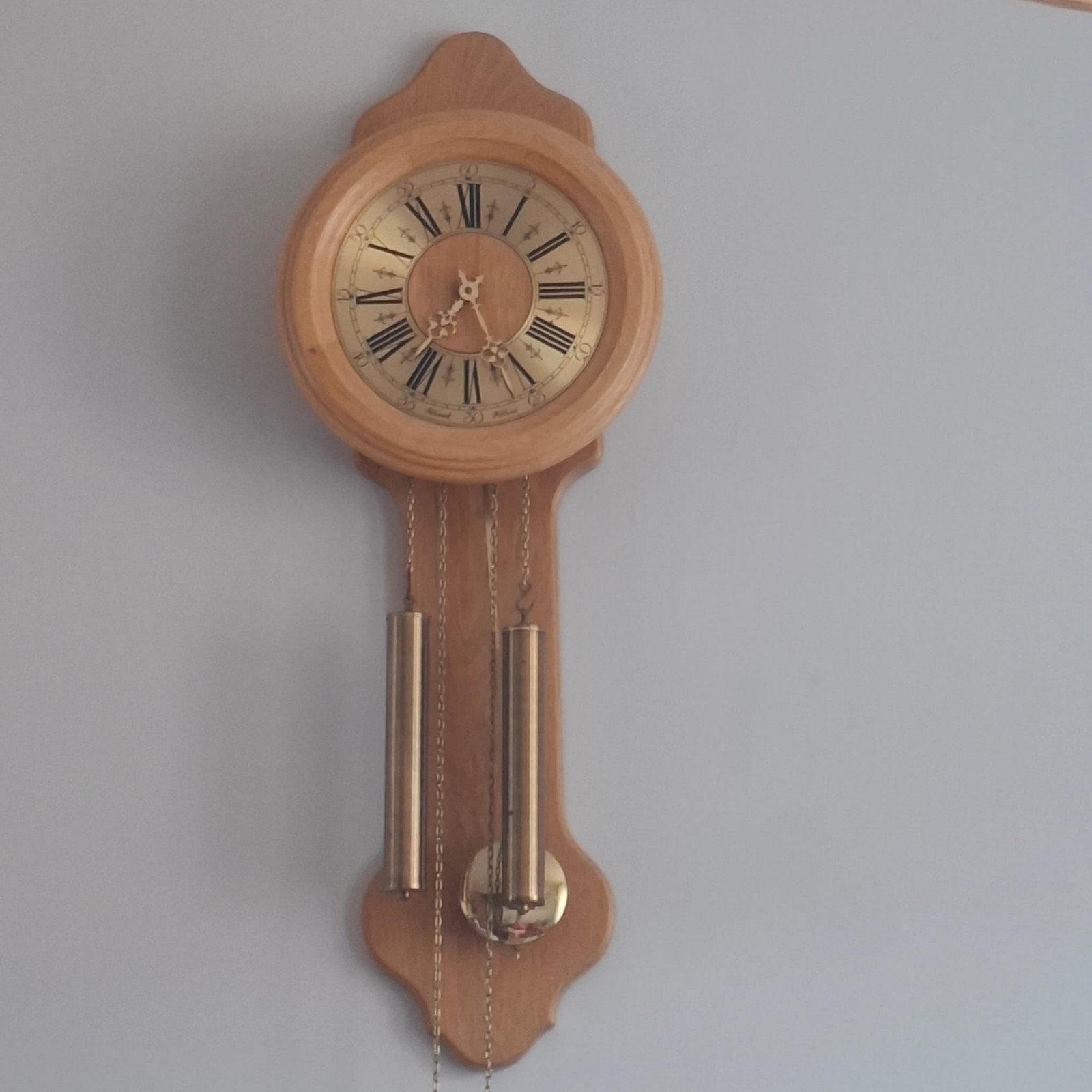 Houten wandklok met gouden wijzerplaat, Antiek en Kunst, Antiek | Klokken, Ophalen