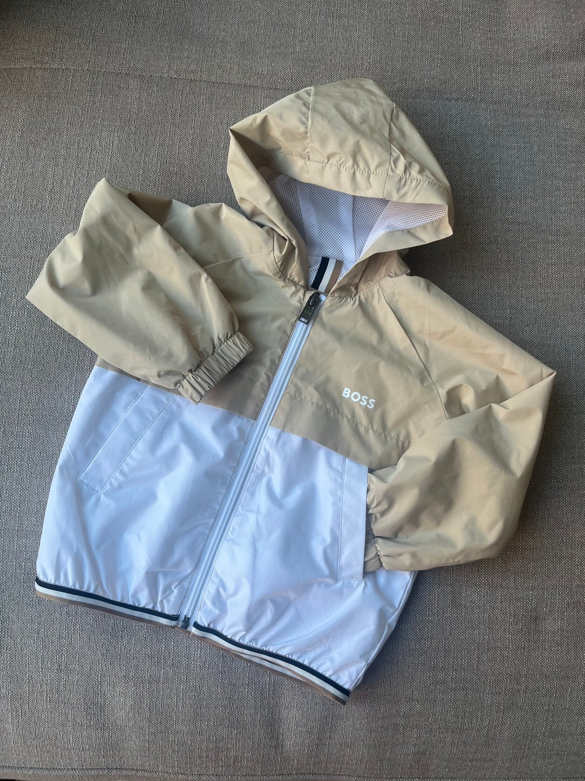 Boss zomerjasje/windjack jongens | Beige | naat 86, Ophalen of Verzenden, Zo goed als nieuw, Jongetje, Jasje