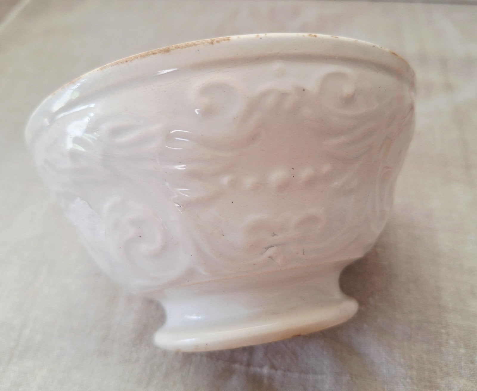 Antieke Franse kom met sierlijke reliëf decoratie, roomwit, Antiek en Kunst, Antiek | Servies los, Ophalen of Verzenden