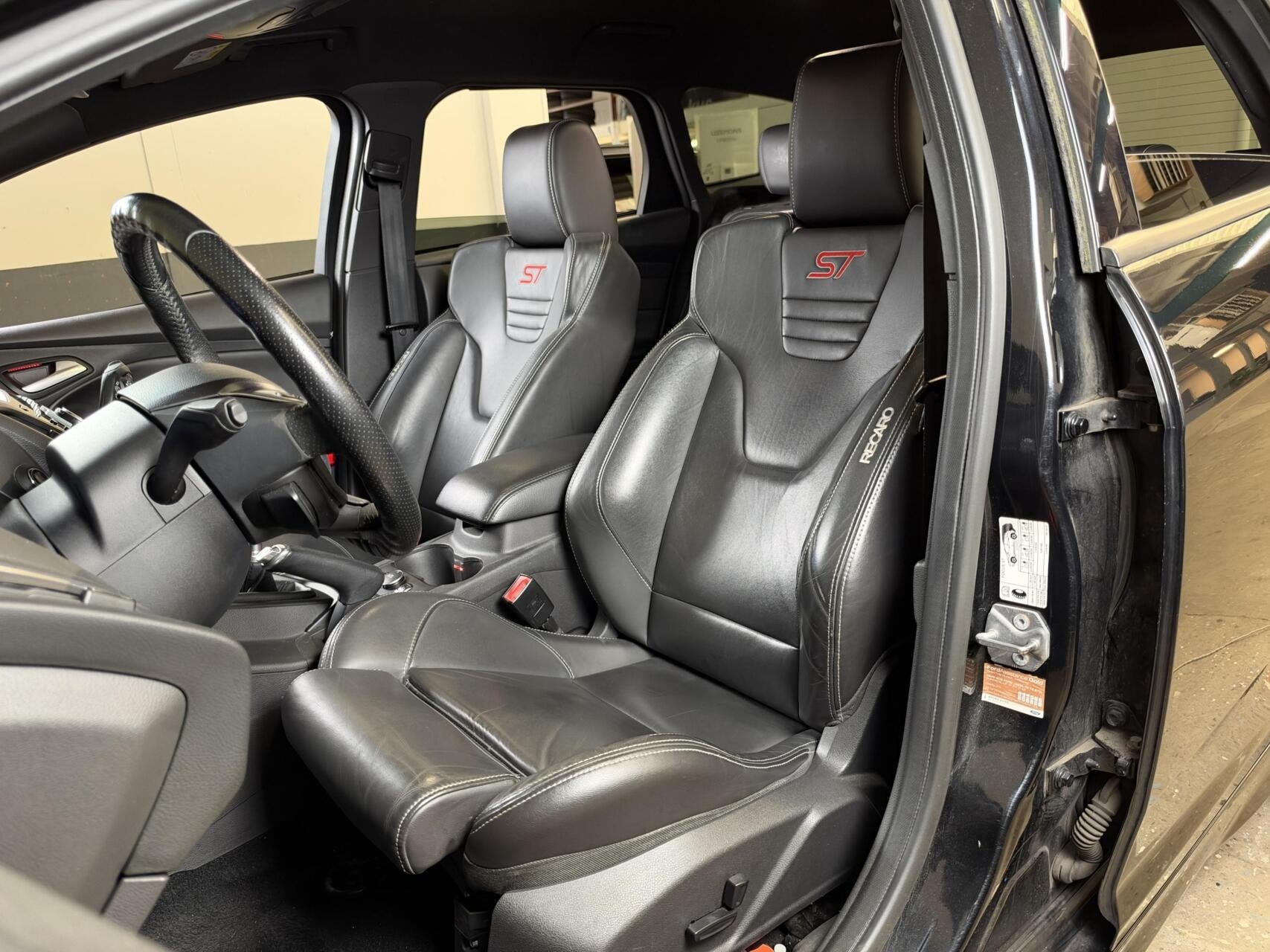 Ford Focus Wagon 2.0 EcoBoost ST-3|251PK|Recaro|Leder|Camera, Auto's, Euro 5, Gebruikt, 4 cilinders, Zwart