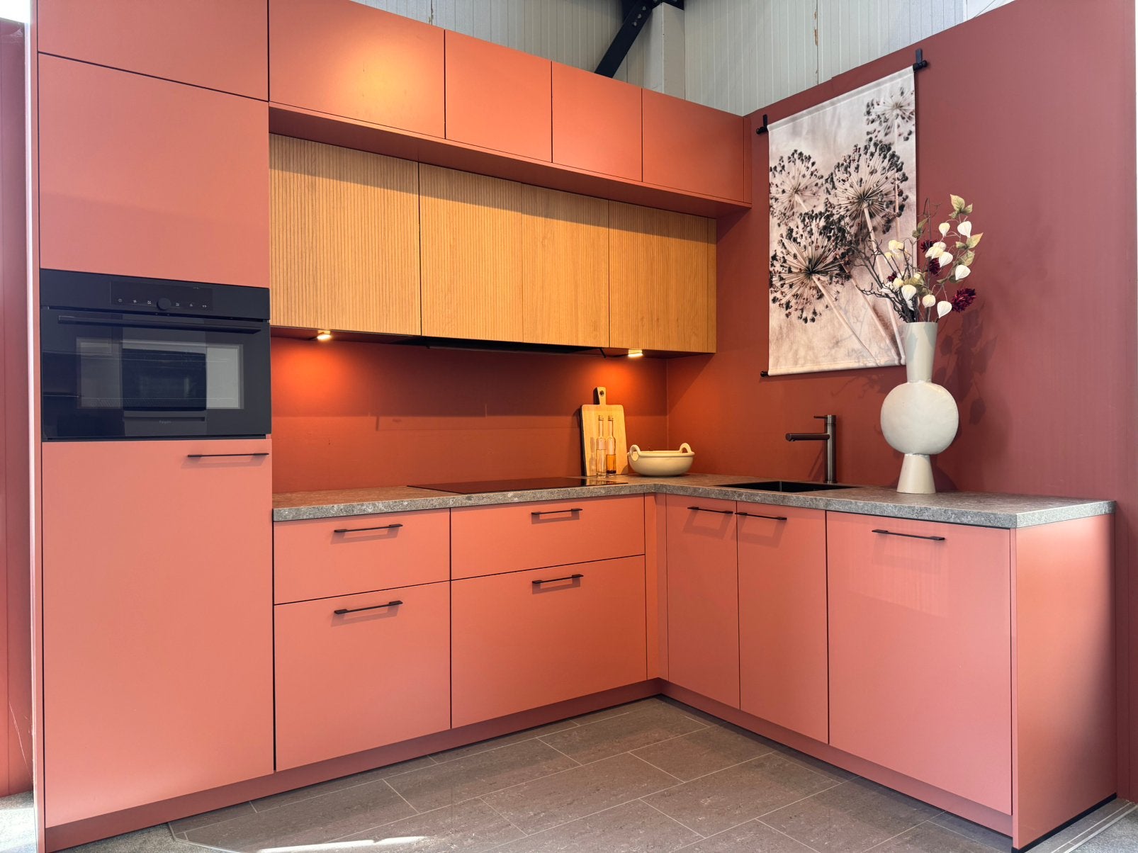 Showroomkeuken Cerezo | terracotta | 277x217 | compleet, Ophalen, Hoekkeuken, Graniet of Steen, Zo goed als nieuw