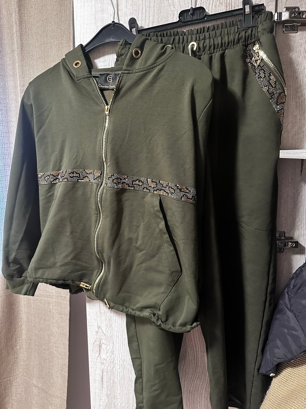 Mooi groen trainingspak met gouden details, Ophalen of Verzenden, Zo goed als nieuw, Maat 38/40 (M), Groen