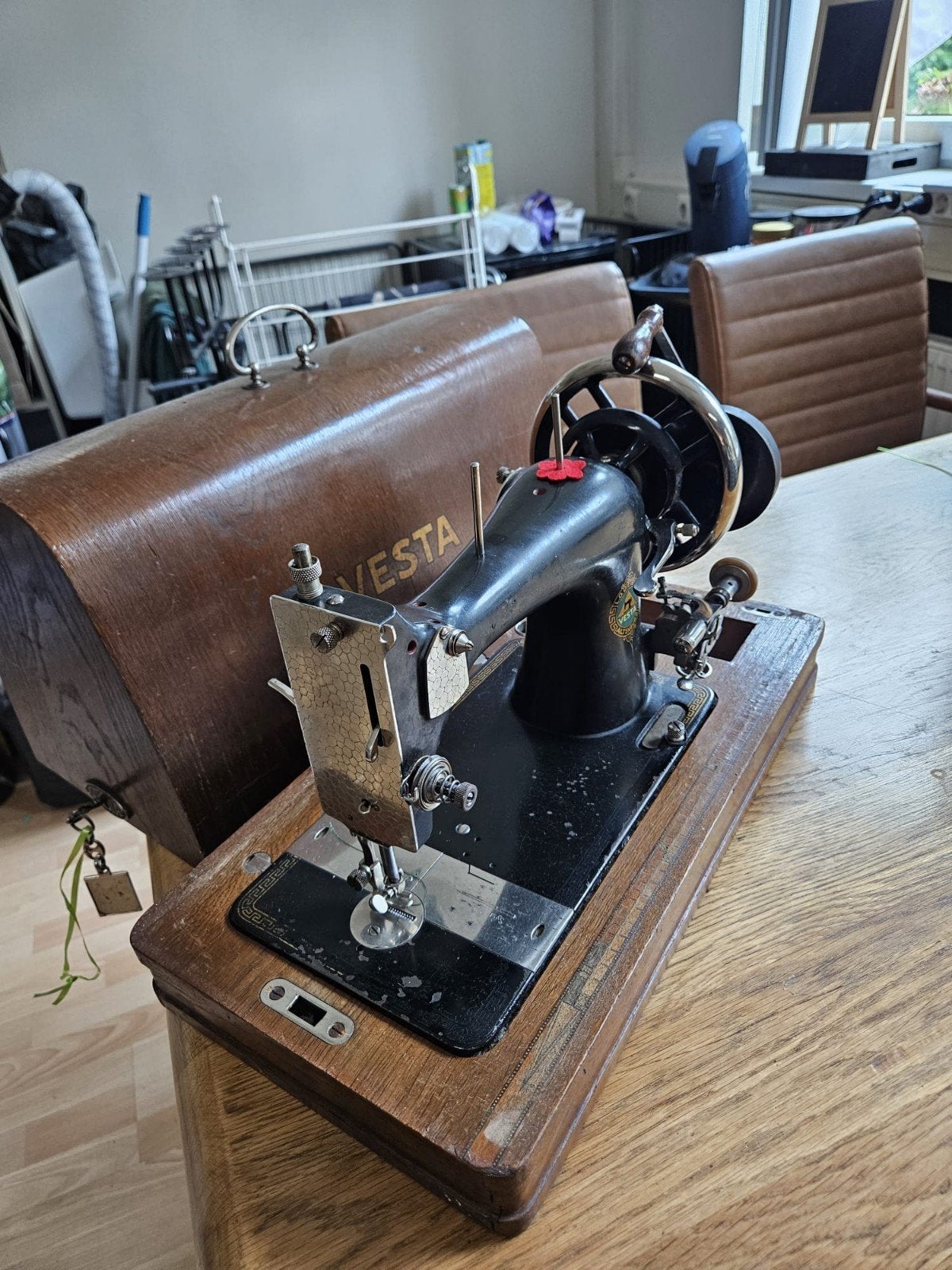 ouderwetse vesta naaimachine, Ophalen
