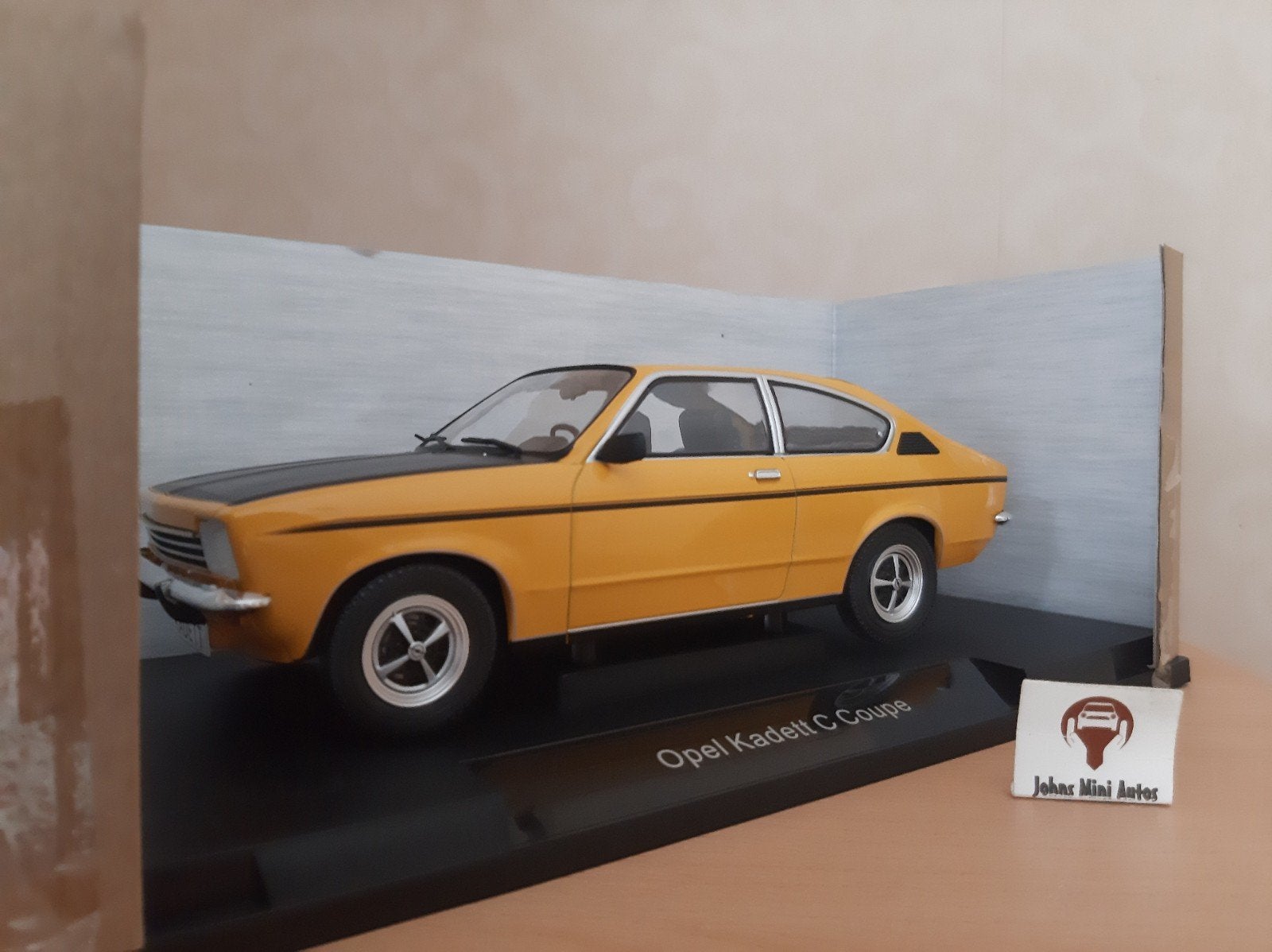 Opel Kadett C Coupe SR 1975 Donkergeel/Zwart - MCG 1:18, Overige merken, MCG, Auto, Nieuw