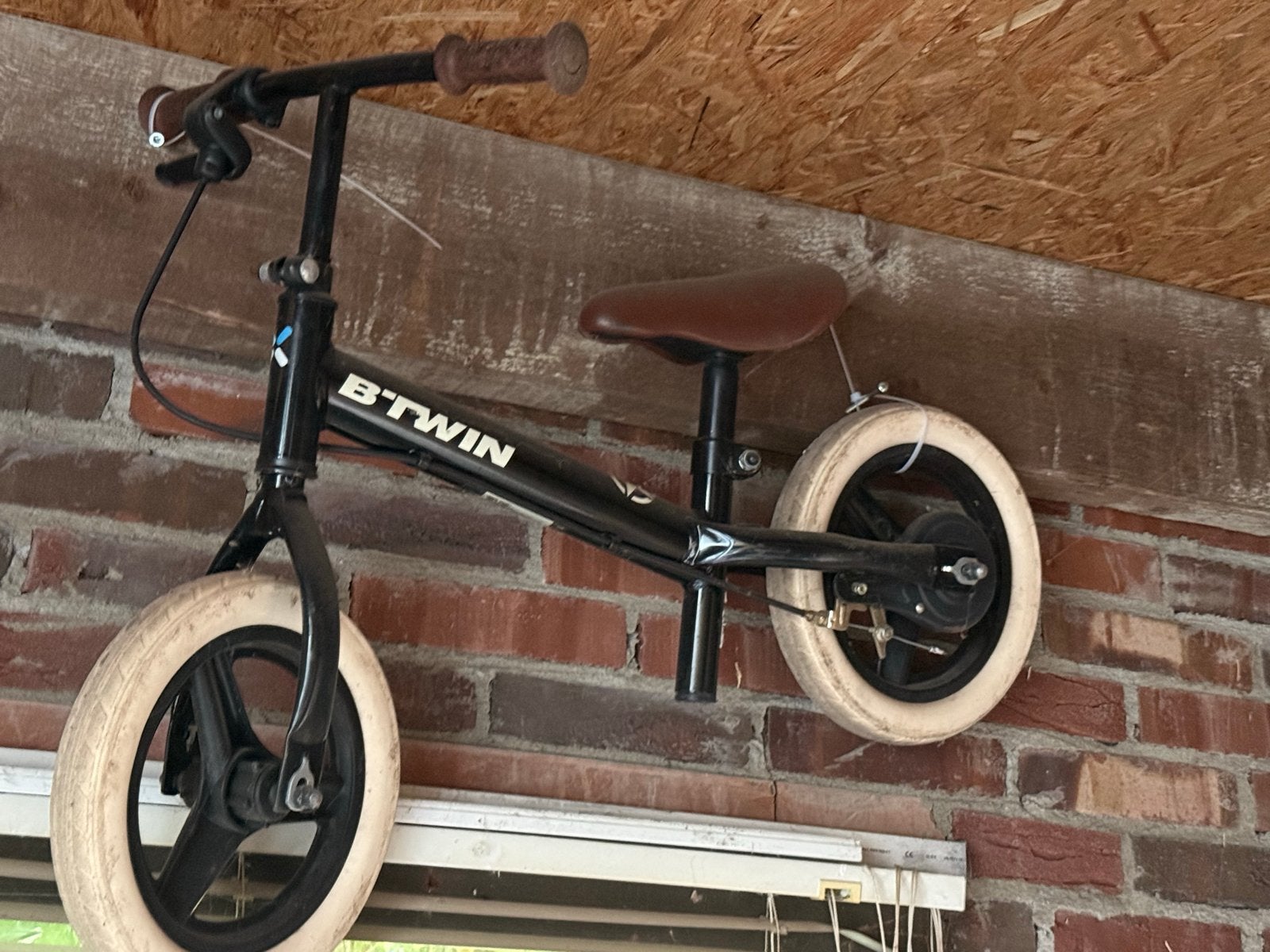 B'TWIN loopfiets voor kinderen - Zwart met witte banden, Ophalen, Gebruikt, Trommelrem, Minder dan 16 inch