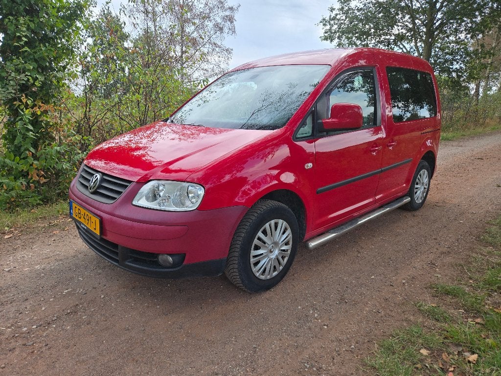 Volkswagen Caddy 1.4 16V Life 59KW Combi – bj 2009 – Rood, Stof, Elektrische ramen, 1200 kg, Grijs