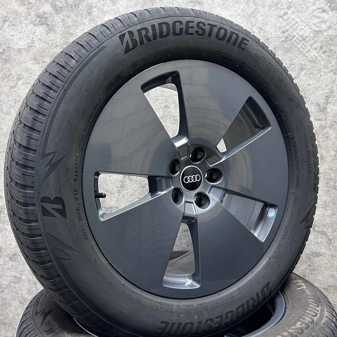 19 inch originele velgen + winterbanden Audi Q8 E-Tron, Auto-onderdelen, 19 inch, Gebruikt, 255 mm, -