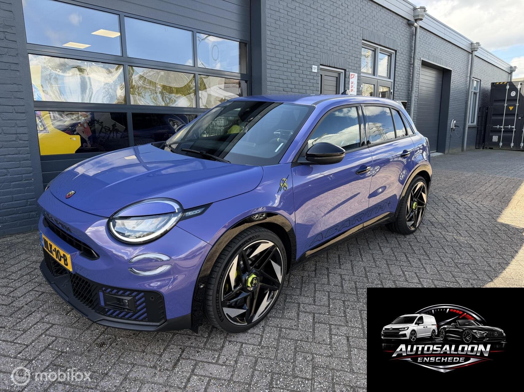 Fiat 600e Abarth Scorpionissima 54 kWh 20" Sabelt Navi, Auto's, Fiat, Dealer onderhouden, Zwart, Overige kleuren, Origineel Nederlands