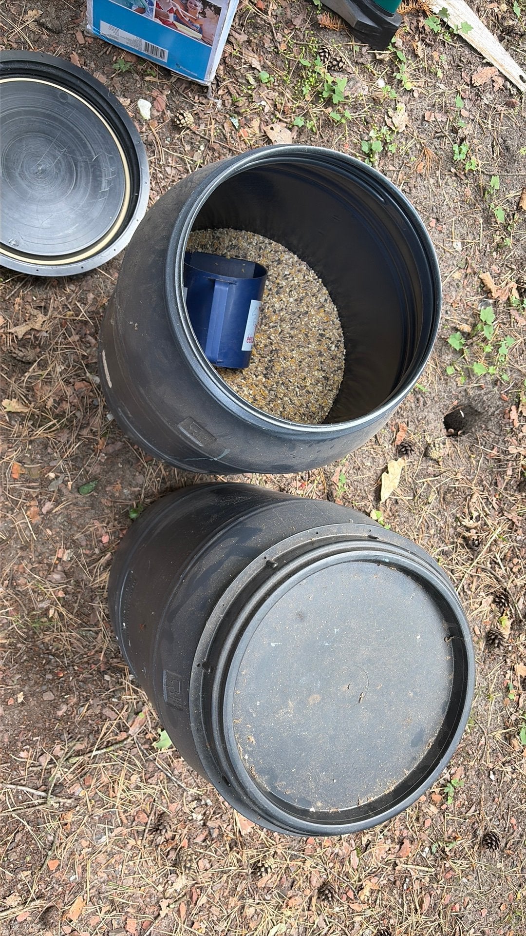 2 voertonnen 60L + 1 voerton 18L + 20L strooivoer kippen, Ophalen, Gebruikt, Drinken en Voederen
