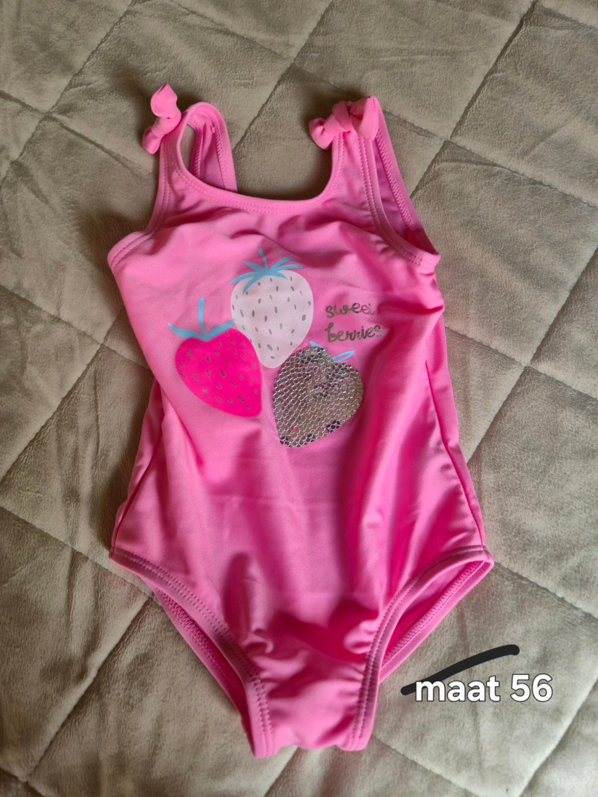 Roze badpakje met aardbeienprint - Maat 56, Kinderen en Baby's, Babykleding | Baby-zwemkleding, Meisje, Nieuw, Ophalen of Verzenden