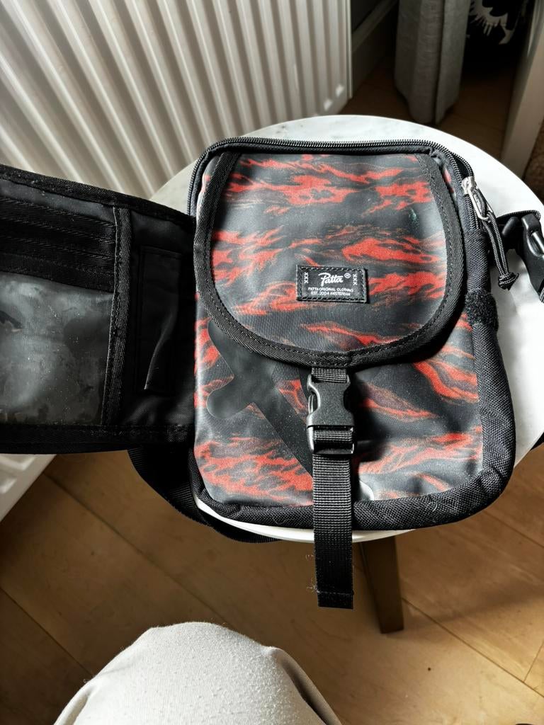 Patta crossbodytas met een opvallend rood camouflagepatroon, Sieraden, Tassen en Uiterlijk, Ophalen of Verzenden, Zo goed als nieuw