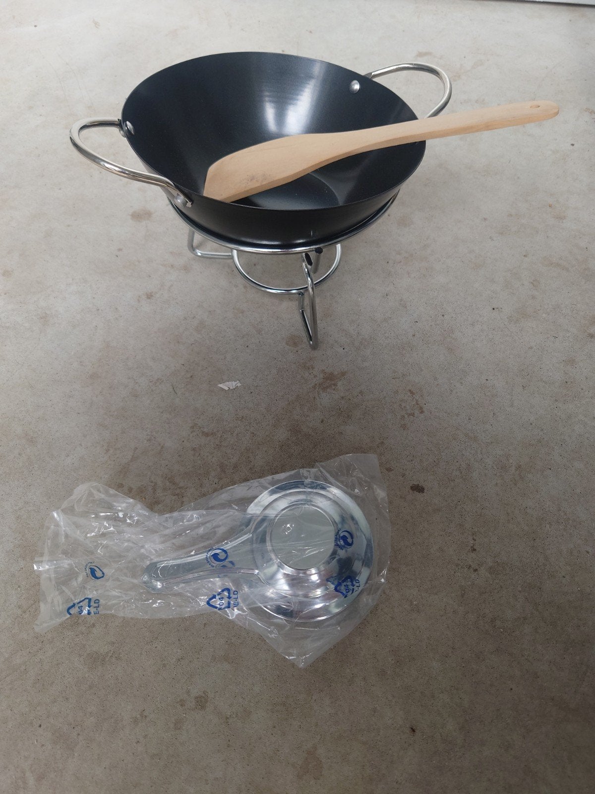 Wokpan met spiritusbrander en houten spatel, Ophalen, Zwart, Metaal, Overige typen