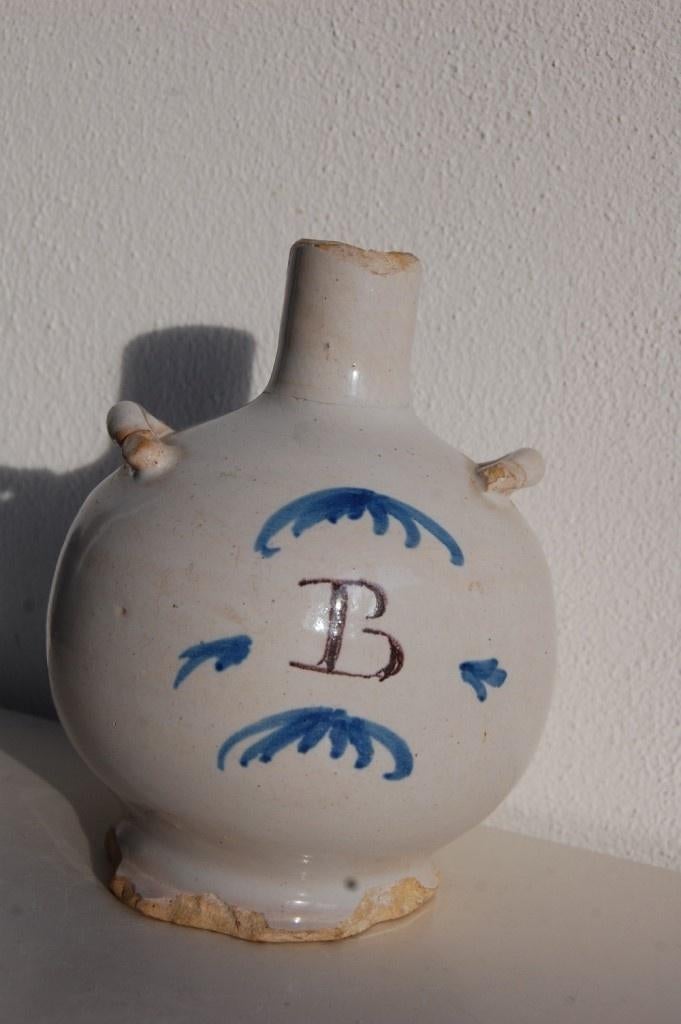 Bodemvondst 18e eeuws faience kruik veldfles huwelijksvaas, Ophalen of Verzenden