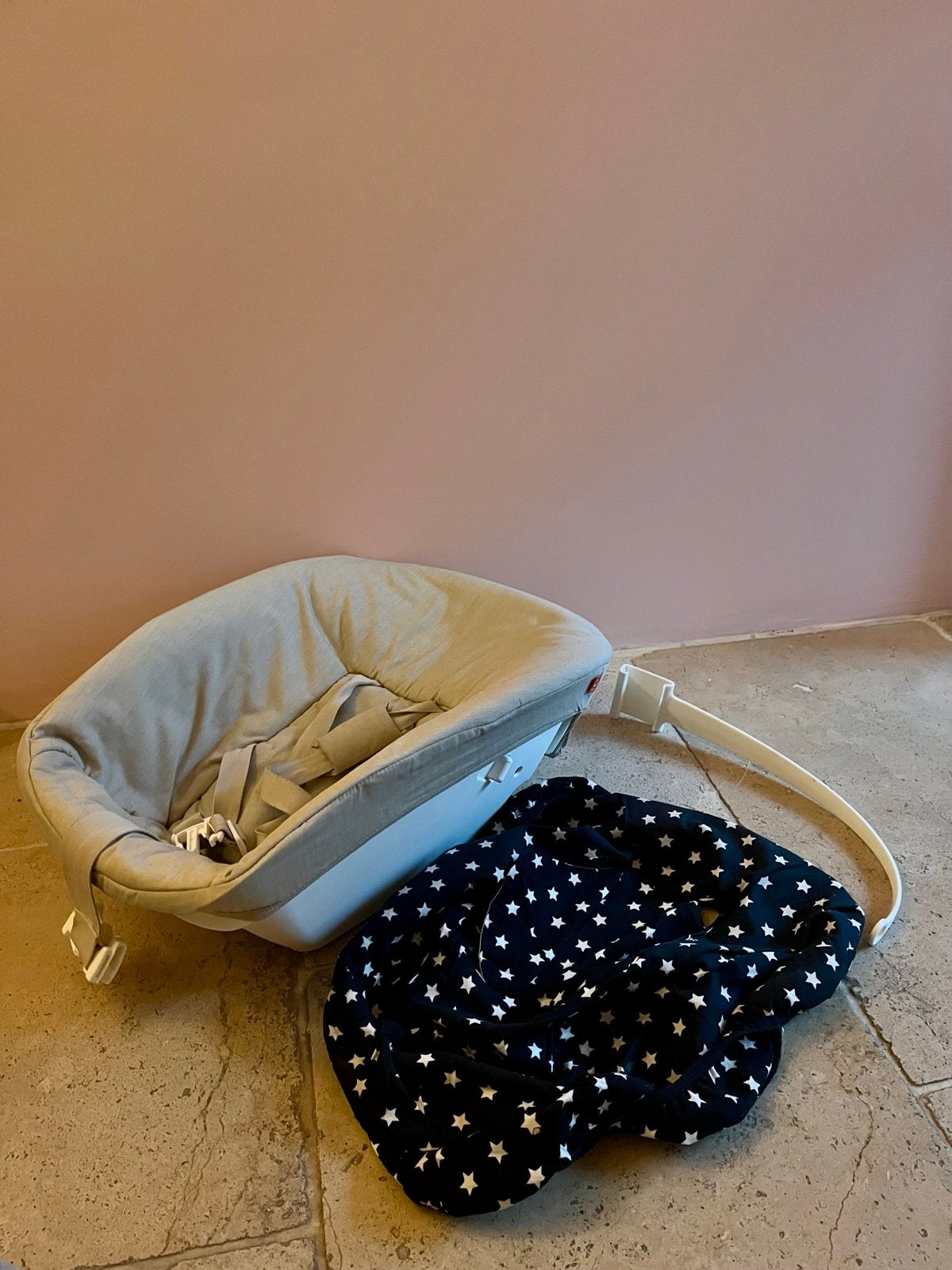 Stokke Tripp Trapp Newborn Set met 2 hoezen en speelbeugel, Ophalen, Zo goed als nieuw, Overige typen, Gordel(s)