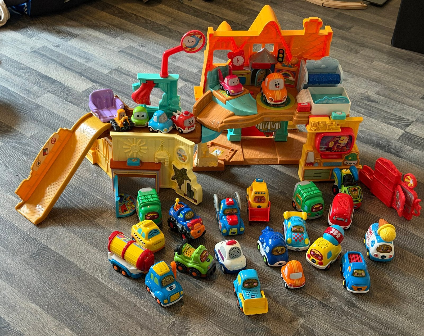 Toet toet cory carson garage met veel extra auto’s, Ophalen, Zo goed als nieuw, 2 tot 4 jaar