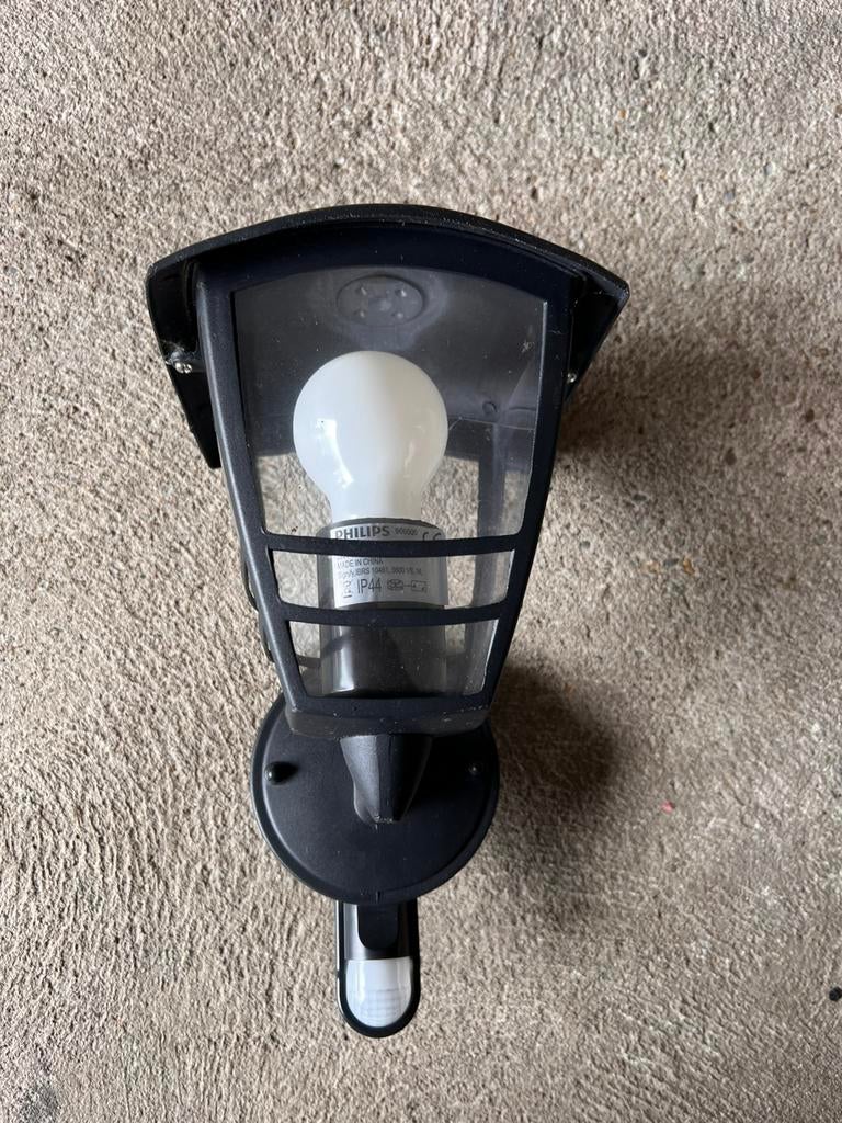 BUITENLAMP MET SENSOR - 29 CM HOOG, Tuin en Terras, Buitenverlichting, Wandlamp, Ophalen of Verzenden, 50 tot 250 watt, Licht-donker-sensor