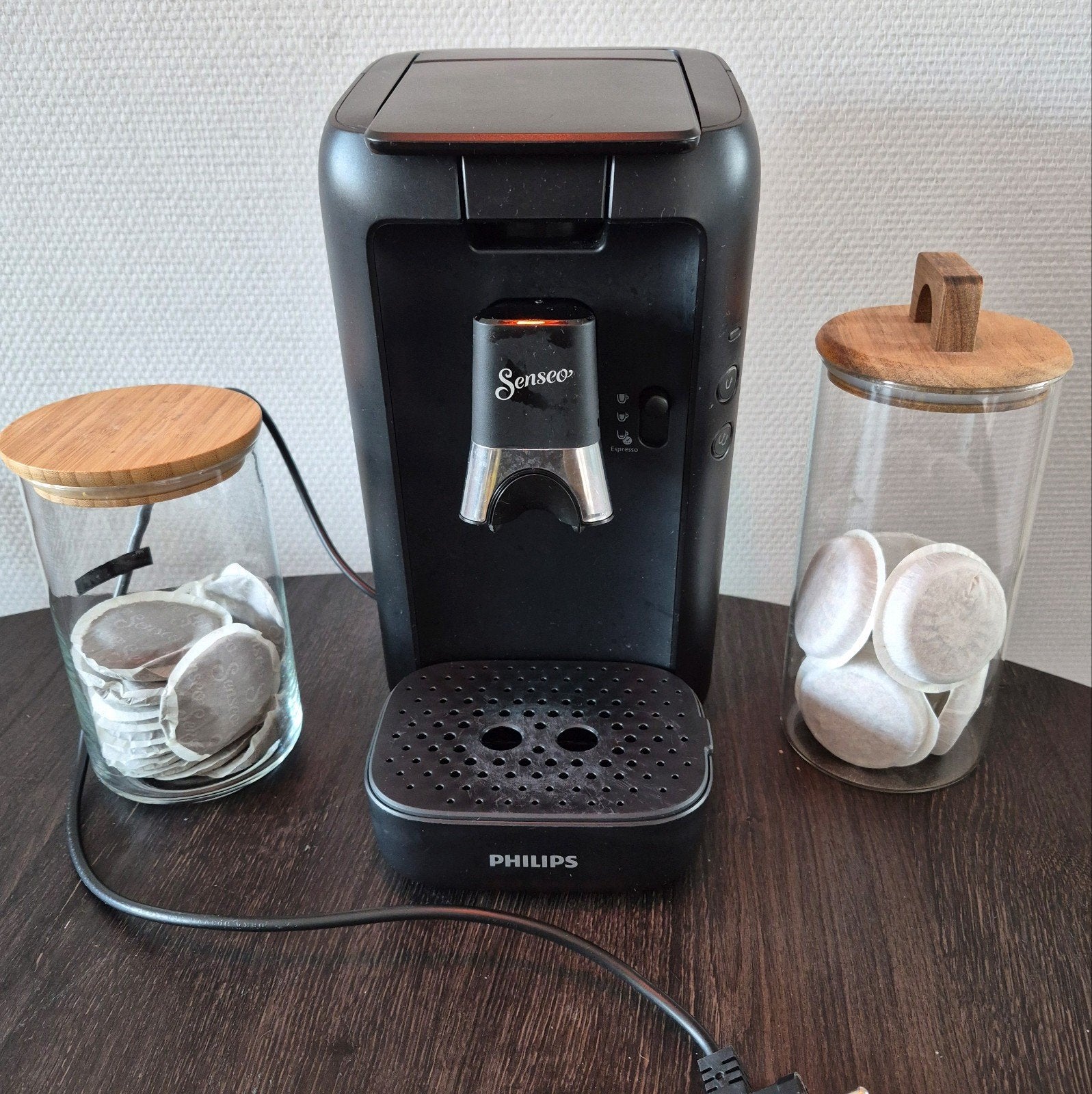 senseo van Philips heel goed,
incl pads ,
EXCLUSIEF potten !, Overige modellen, Ophalen of Verzenden, Zo goed als nieuw, Koffiepads en cups