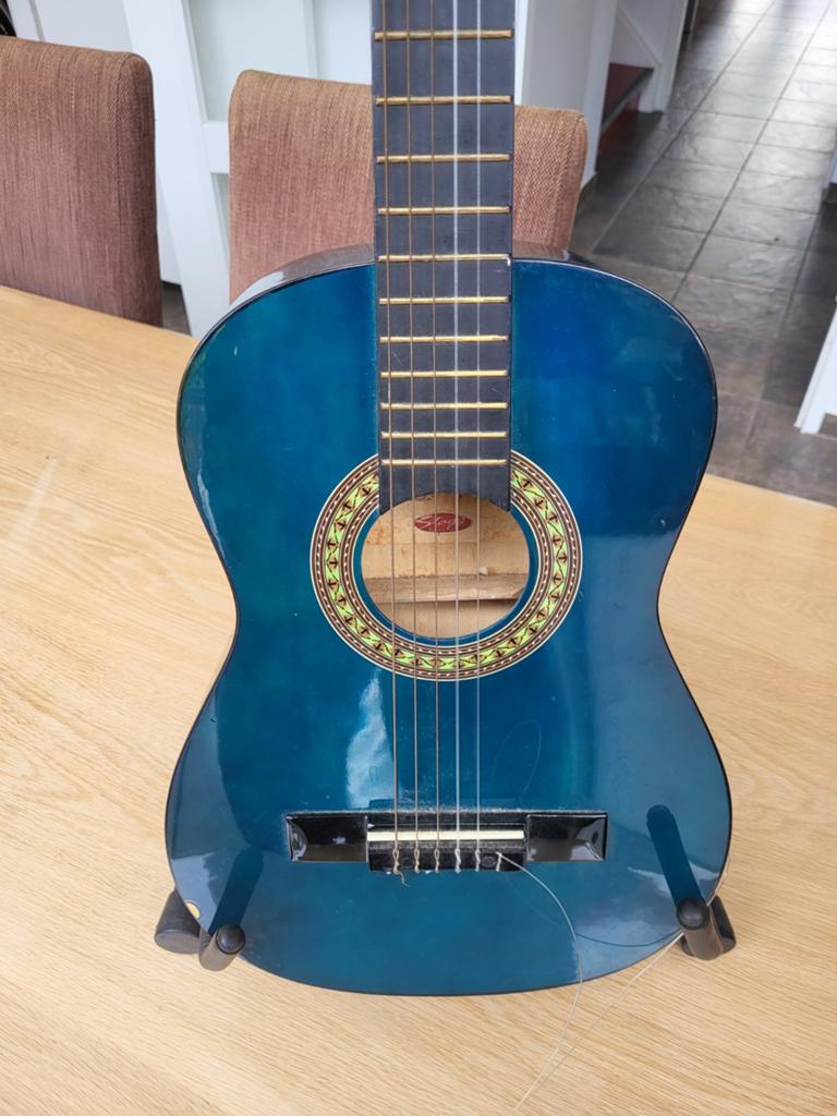 Stagg Gitaar (blauw) inclusief standaard Handmade Stagg C510, Muziek en Instrumenten, Ophalen, Gebruikt, Klassieke of Spaanse gitaar