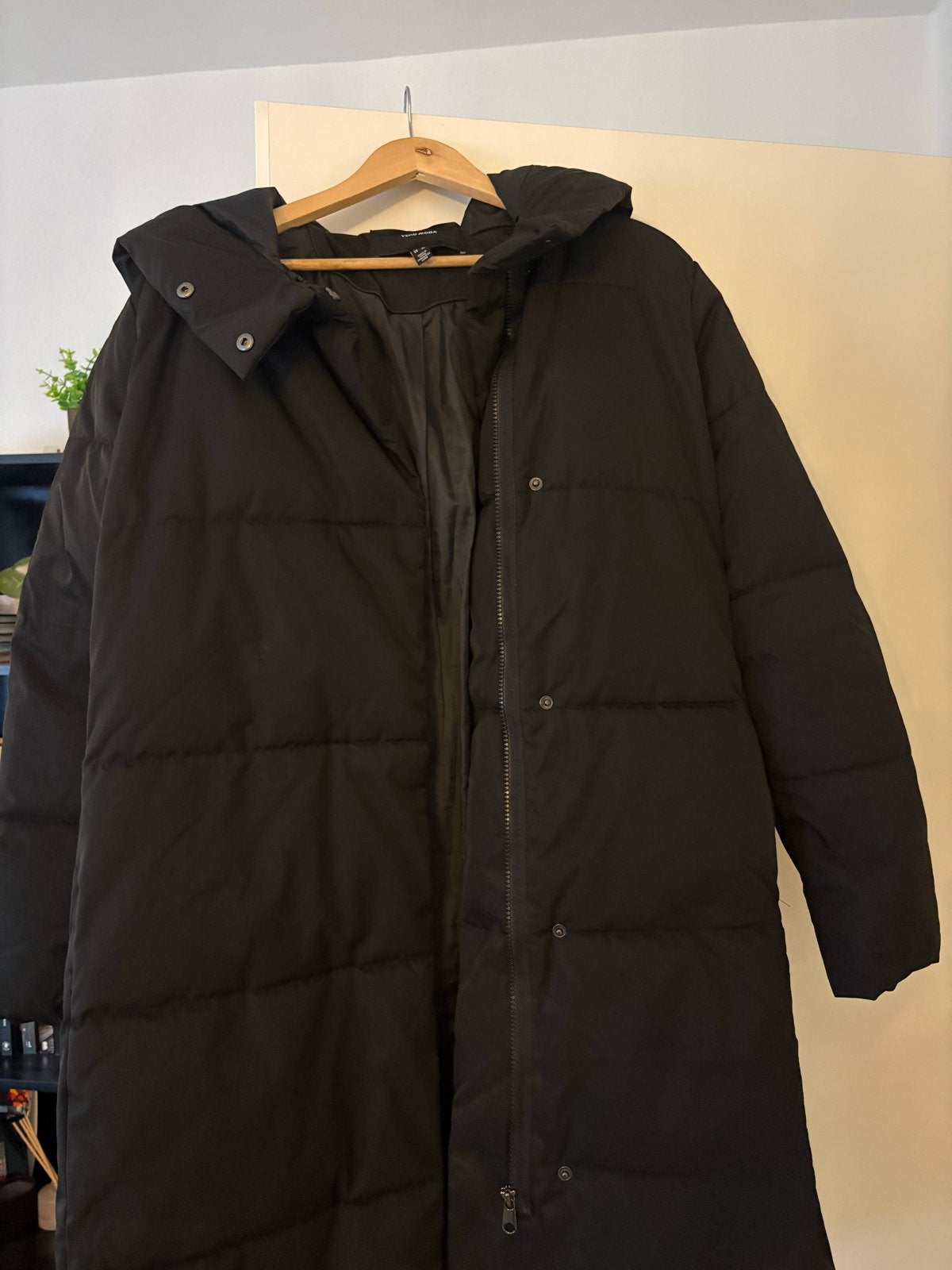 Zwarte lange pufferjas met capuchon - Maat L, Kleding | Dames, Jassen | Winter, Ophalen of Verzenden, Gedragen, Maat 42/44 (L)
