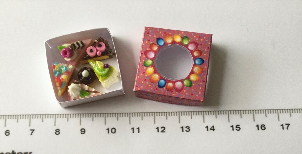 Poppenhuis miniaturen doos gebakjes 172, Ophalen of Verzenden, Nieuw, Poppenhuis