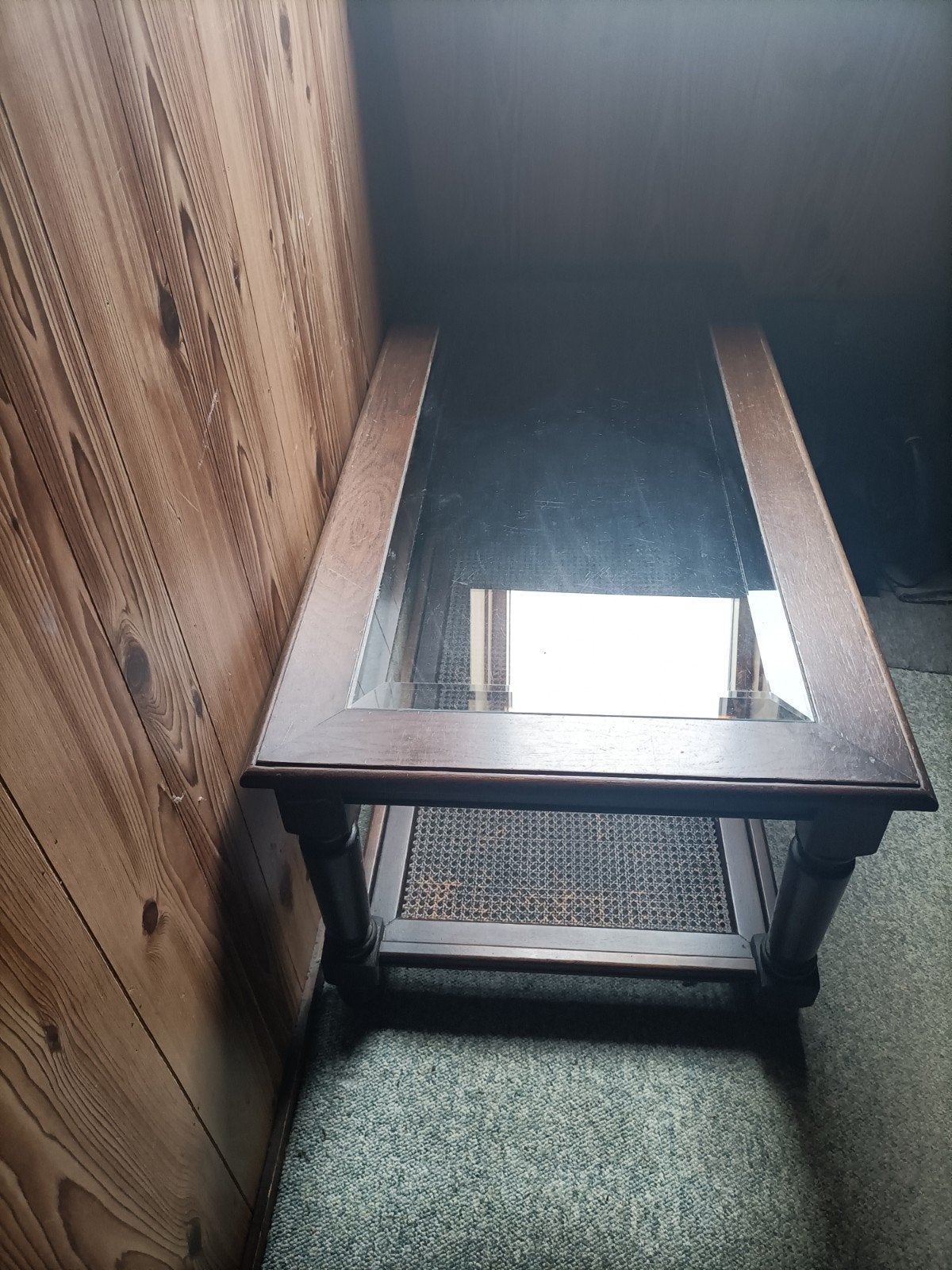 Eikenhouten tafel met webbing riet en glazen blad, Minder dan 50 cm, Gebruikt, 50 tot 100 cm, Ophalen of Verzenden