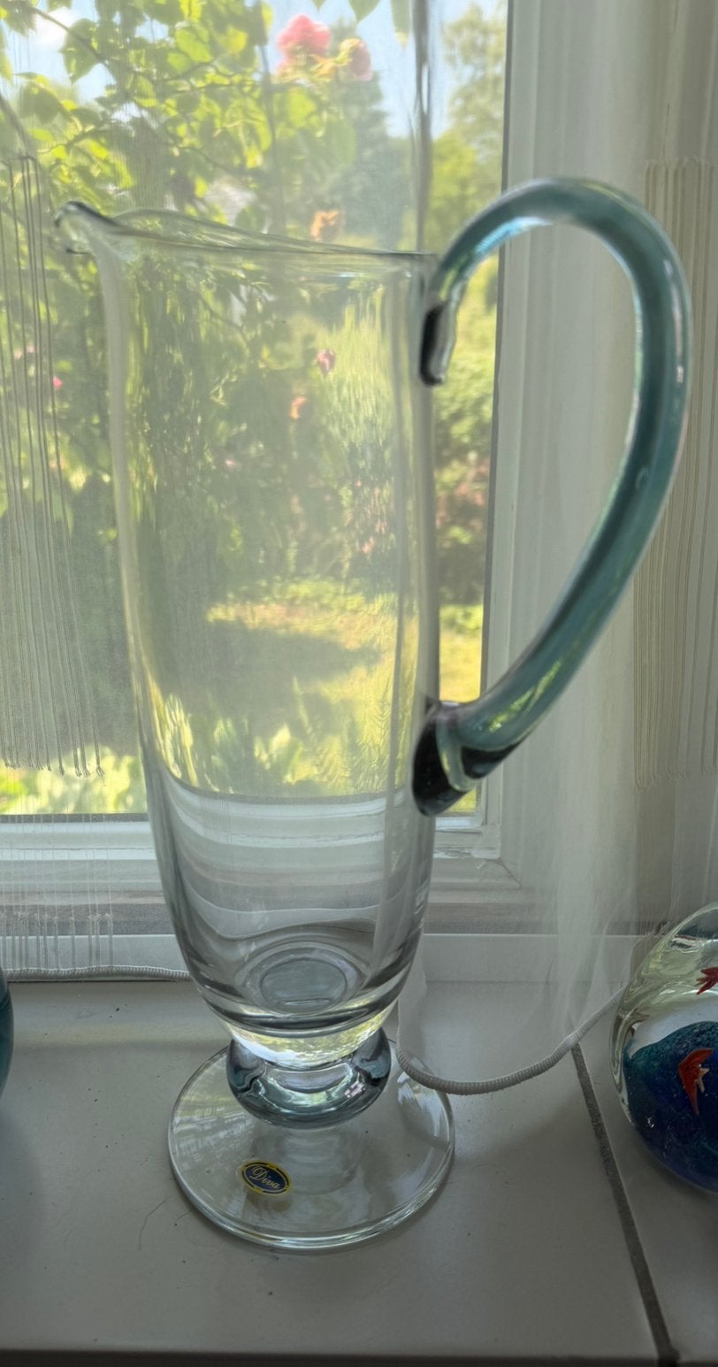Glazen waterkan met fluoriserend turquoise handvat, Ophalen of Verzenden, Zo goed als nieuw, Overige typen
