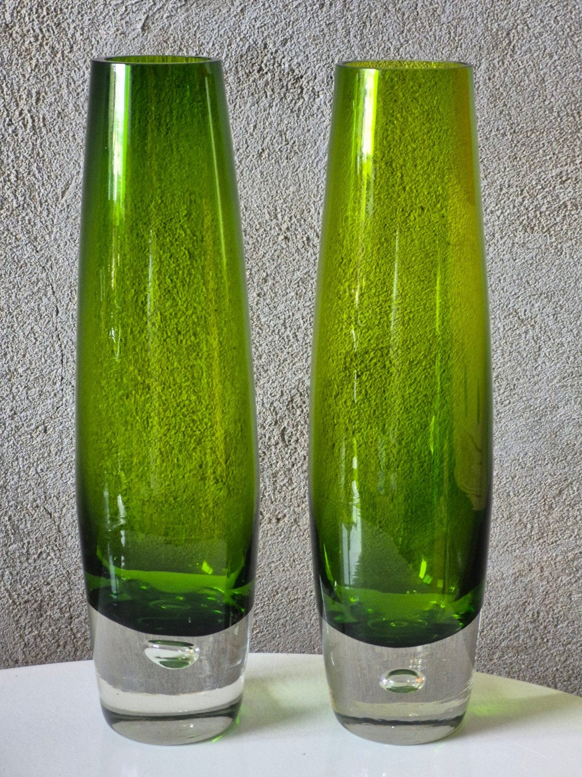 2 groene Åseda "Torpedo" vazen Bo Borgström Mid-Century, 30 cm, Ophalen of Verzenden, Groen, Glas