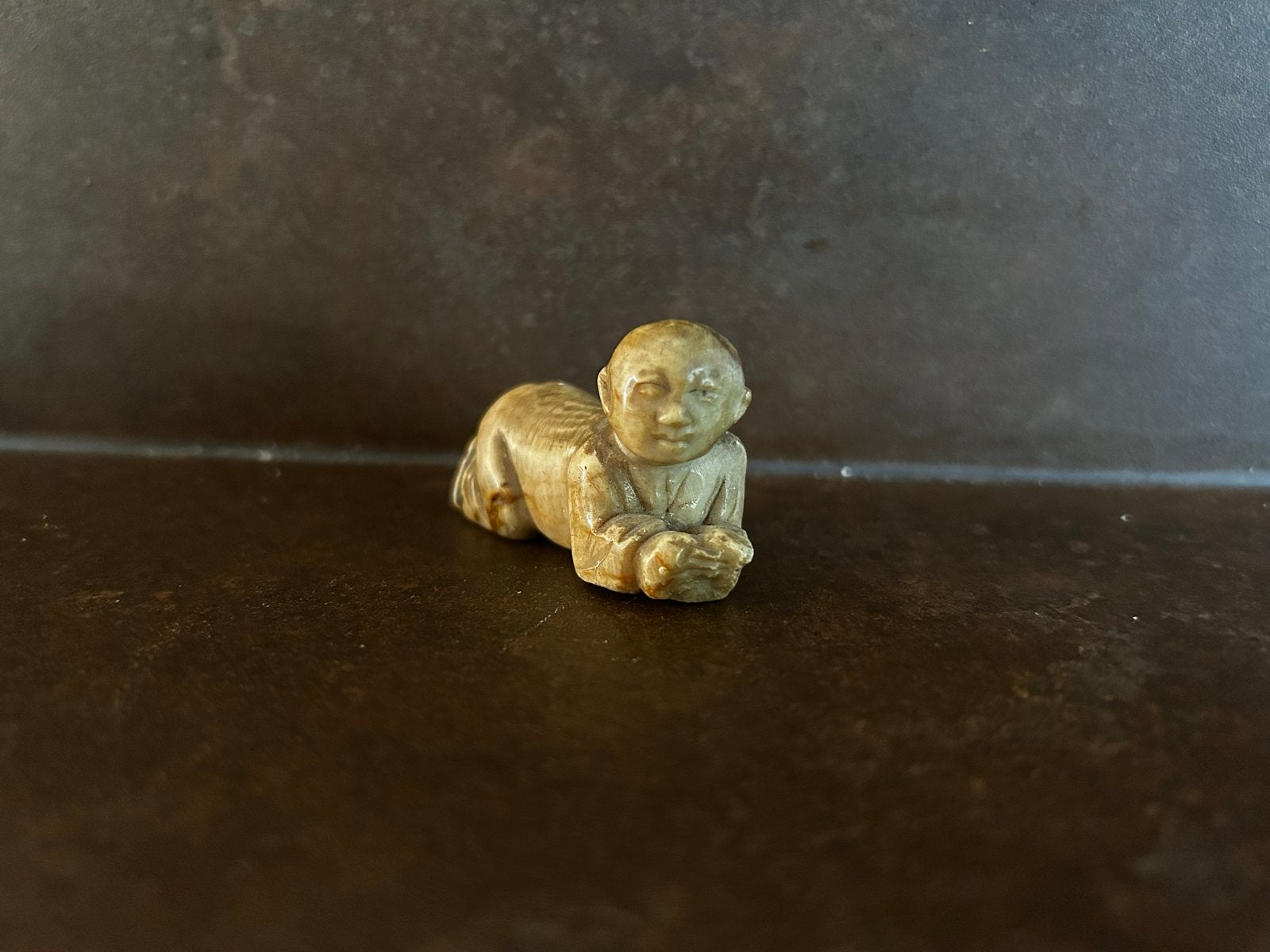 Antieke Japanse (spekstenen) Netsuke - Kruipend Figuur, Natuurlijk materiaal, Beige, Ophalen of Verzenden, Netsuke