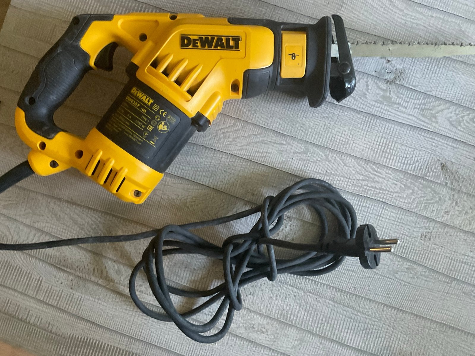 DeWalt Reciprozaag DWE357 - Krachtige Zaag voor Diverse Klus, Ophalen, Gebruikt, 70 mm of meer, 600 tot 1200 watt