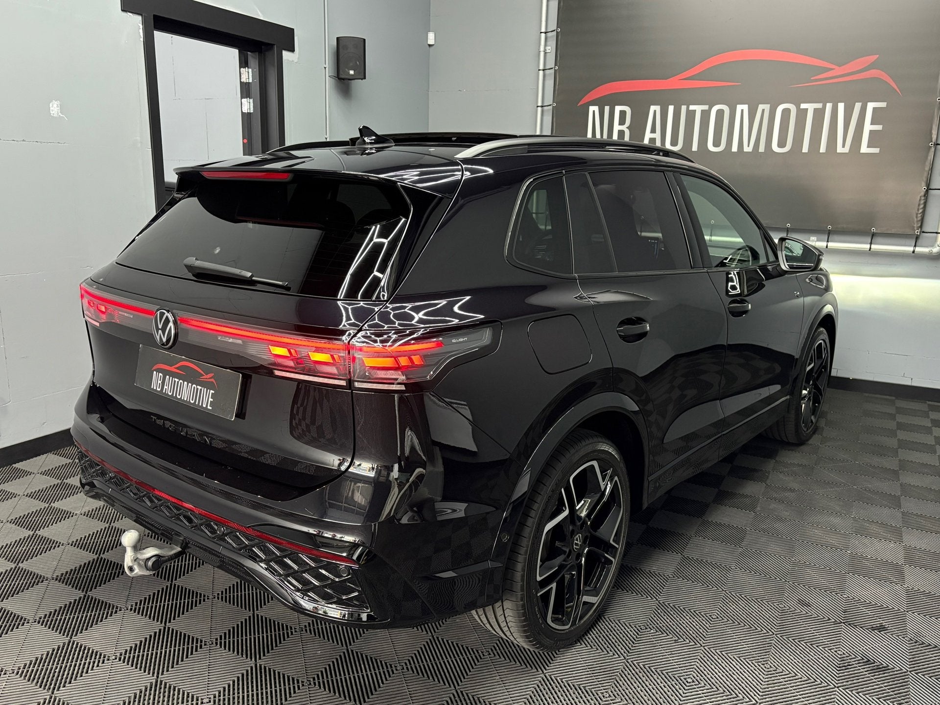 Volkswagen Tiguan 1.5 eTSI R-line Edition Pano, Dealer onderhouden, Euro 6, 4 cilinders, 150 pk