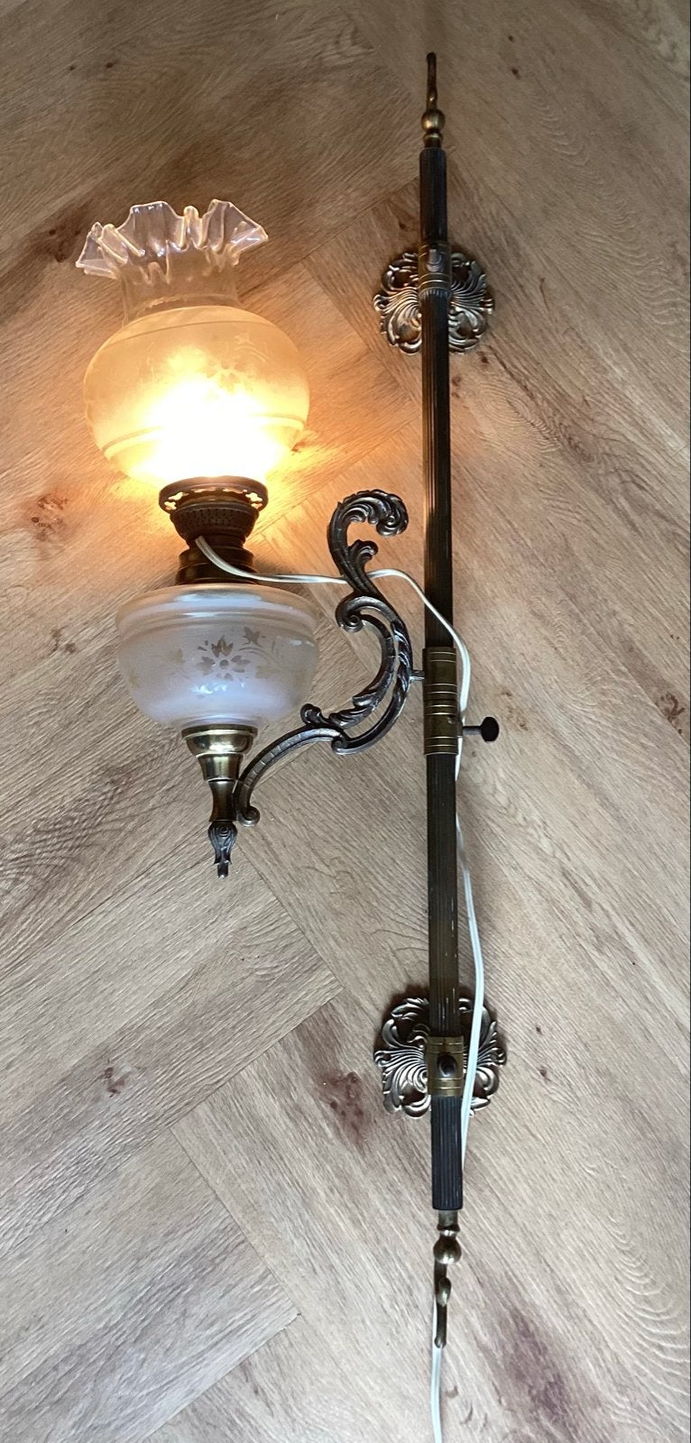 Antieke olie-wandlamp met glaskap. Omgebouwd tot elektrisch, Met snoer/stekker, Gebruikt, Overige fittingen, Ophalen of Verzenden