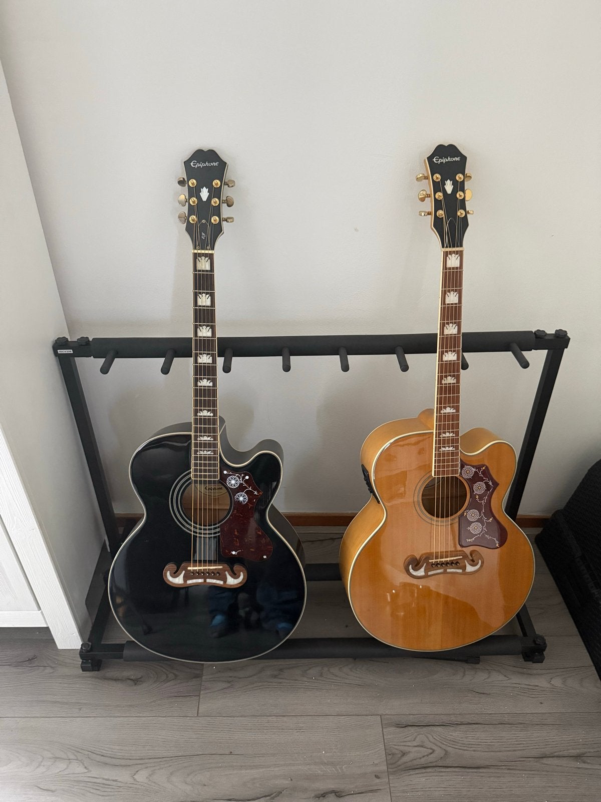 2 Epiphone gitaren (EJ 200 SCE/BK & J200 EC Studio) + Behrin, Muziek en Instrumenten, Snaarinstrumenten | Gitaren | Akoestisch
