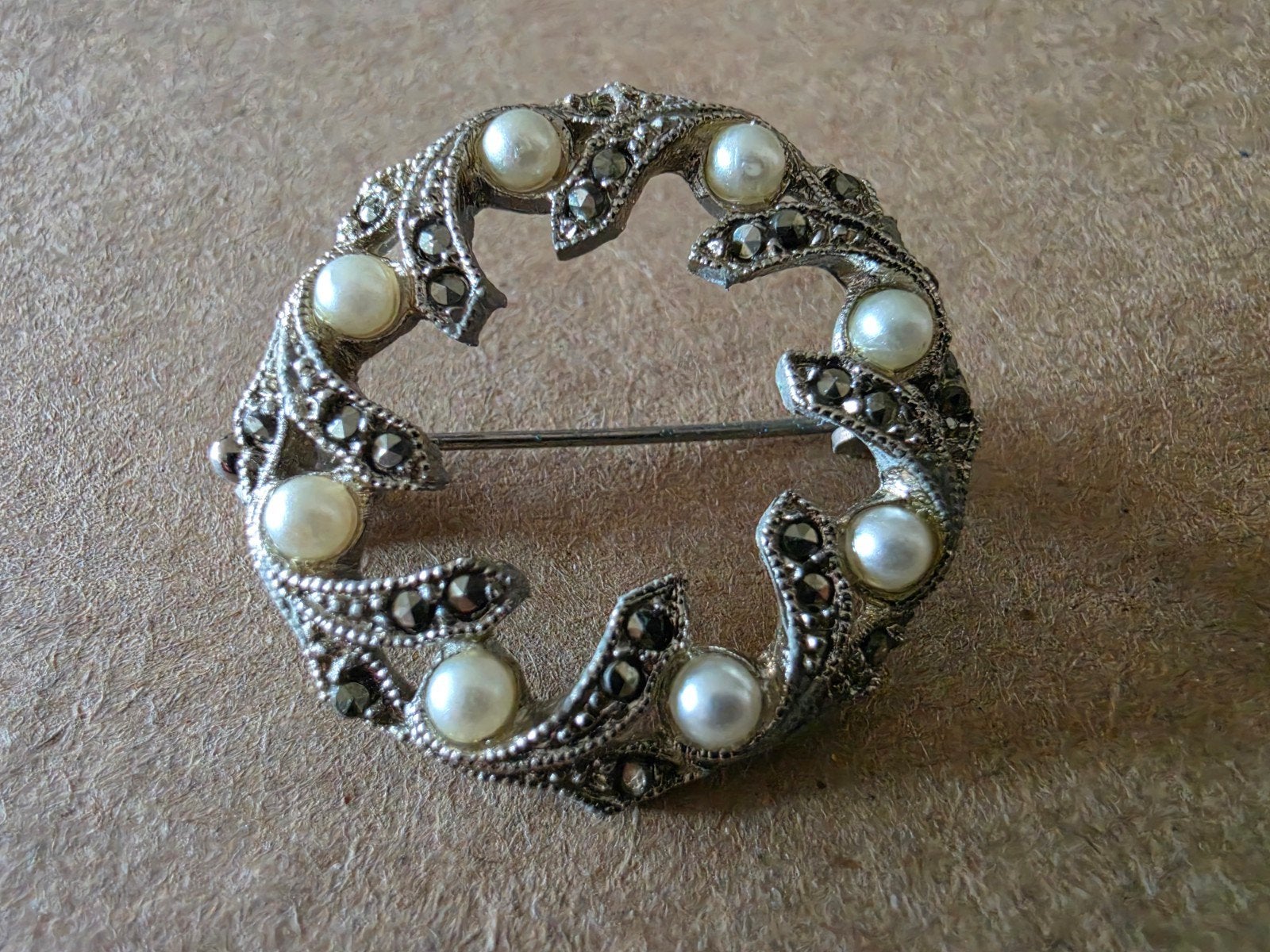 Vintage Broche met Parels en Markasiet, Overige materialen, 4 tot 7 cm, Gebruikt, Ophalen of Verzenden