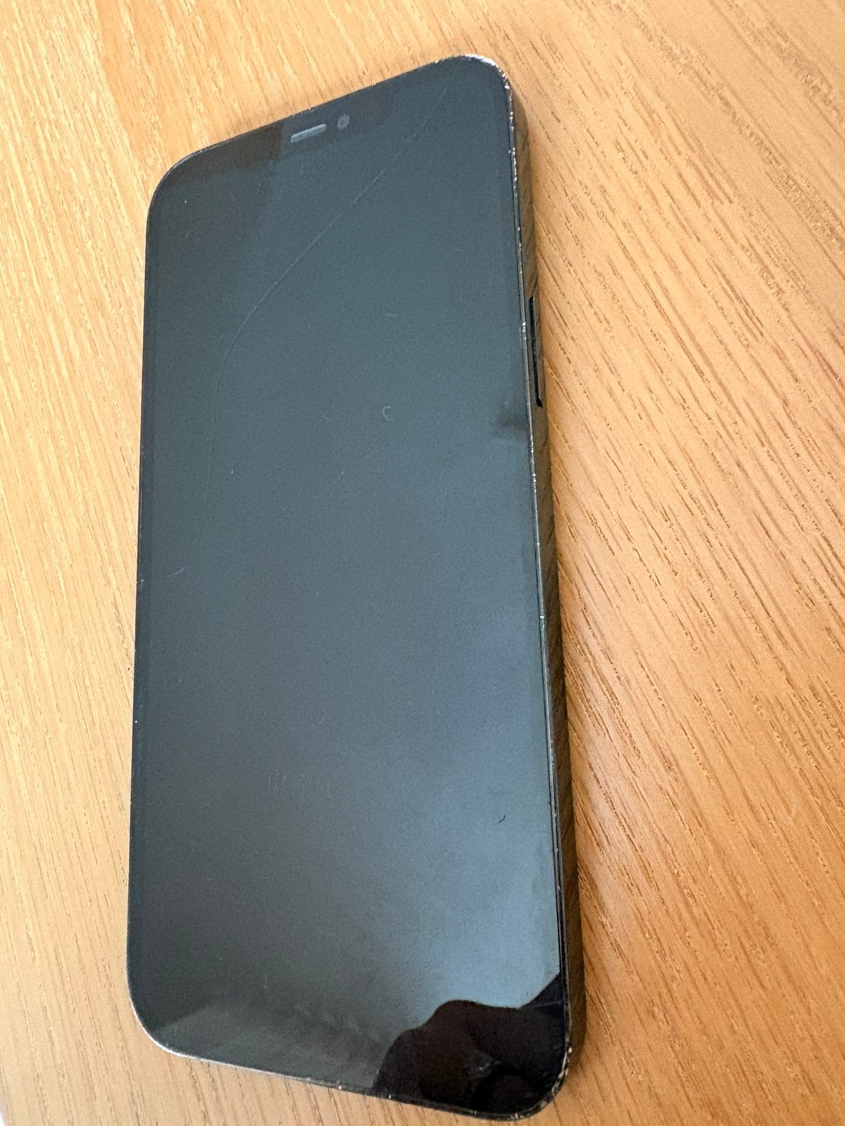 Foto 6 van iPhone12ProMax 128GB scherm gebarsten en bekrast– werkt goed