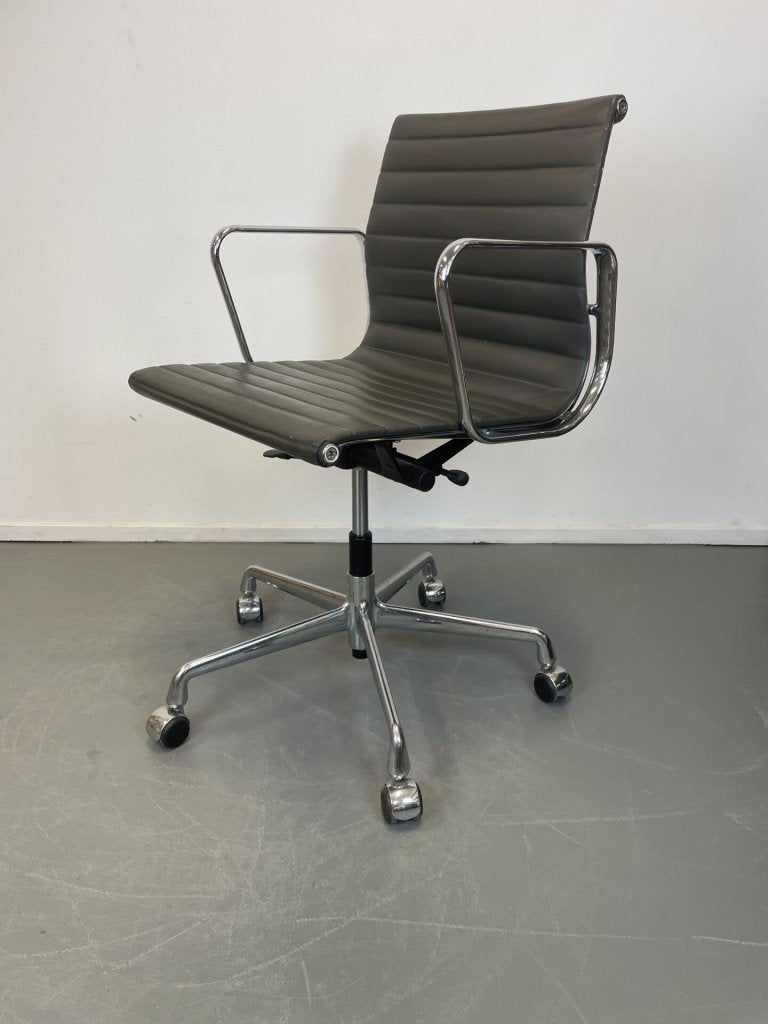 Vitra Eames EA 117 Bureaustoel Bruin Leer - Aluminium, Niet ingevuld, Zo goed als nieuw, Niet ingevuld, Niet ingevuld