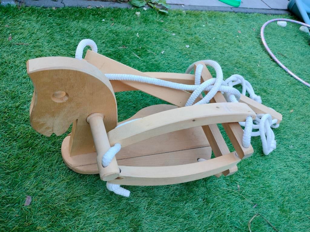 Houten schommel paard, Ophalen, Schommel