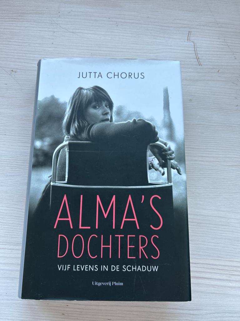 Alma's Dochters - Jutta Chorus (Hardcover), Boeken, Ophalen of Verzenden, Zo goed als nieuw, Overige