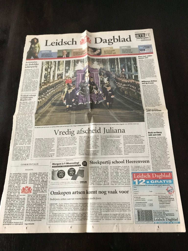 Leidsch Dagblad 30 maart 2004 Vredig afscheid Juliana etc., Verzamelen, Ophalen of Verzenden, 1980 tot heden, Krant