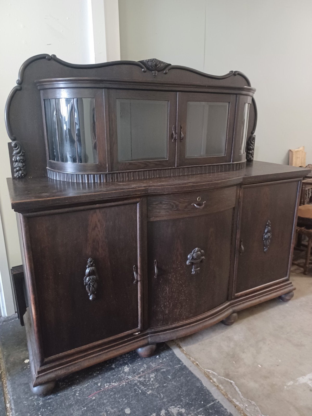 Antiek dressoir met opzetstuk, Ophalen
