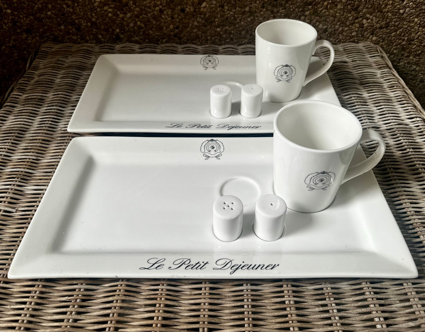 2 ontbijtsets Petit Dejeuner Rivièra Maison wit zwart, Handgemaakt, Ophalen of Verzenden, Zo goed als nieuw, Serveerplateau