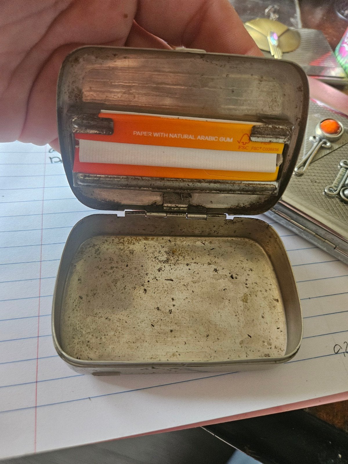 Vintage shag blikje met decoratie, Verzamelen, Rookartikelen, Aanstekers en Luciferdoosjes, Tabaksdoos of Verpakking, Gebruikt