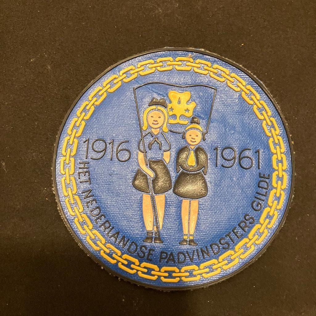 Oude  Padvindster jubileum badge, Verzamelen, Scouting, Ophalen of Verzenden, Gebruikt, Embleem, Speld of Insigne