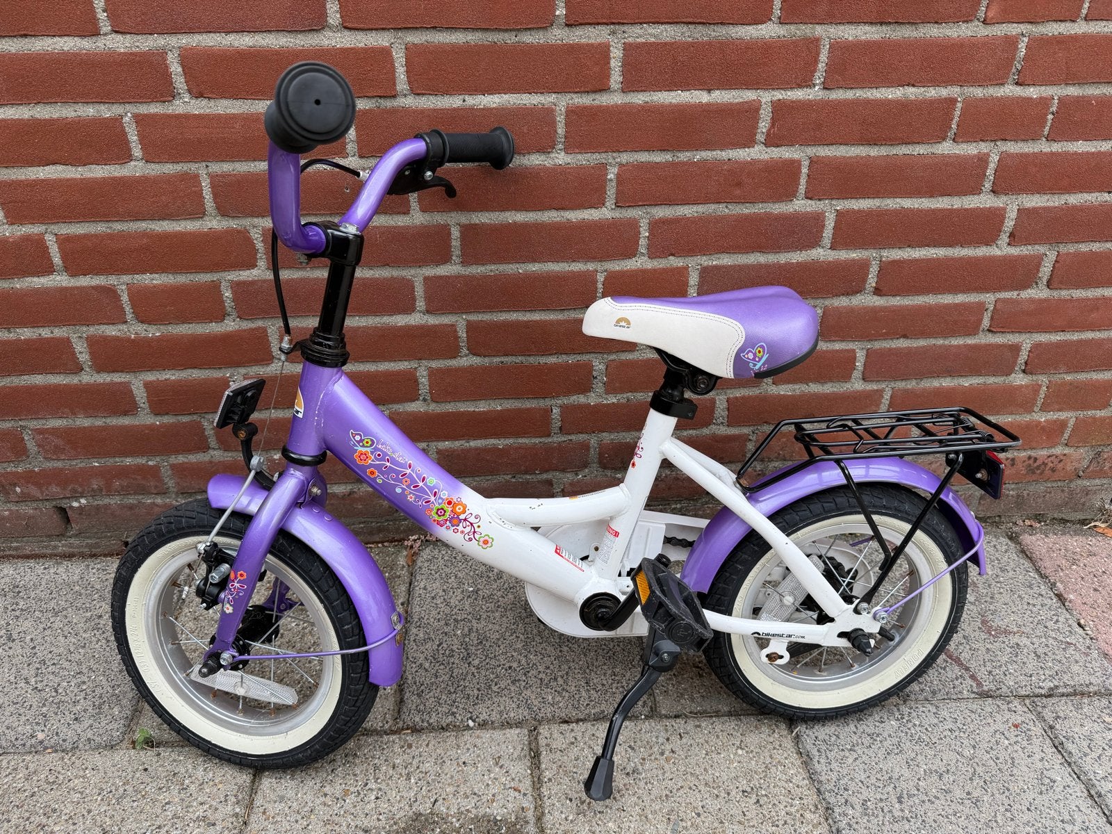 Kinderfiets 12 inch paars/wit met bagagedrager, Ophalen, Gebruikt, Velgrem, Minder dan 16 inch