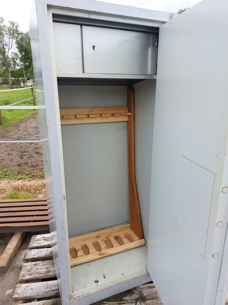 Kluis voor geweren. Wapenkast, Ophalen