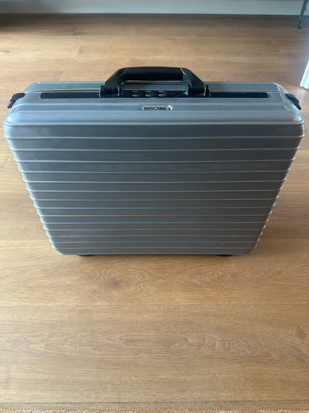Rimowa Attaché Koffer - Grijs, gebruikt, Ophalen, 45 tot 55 cm, Slot, Minder dan 50 cm