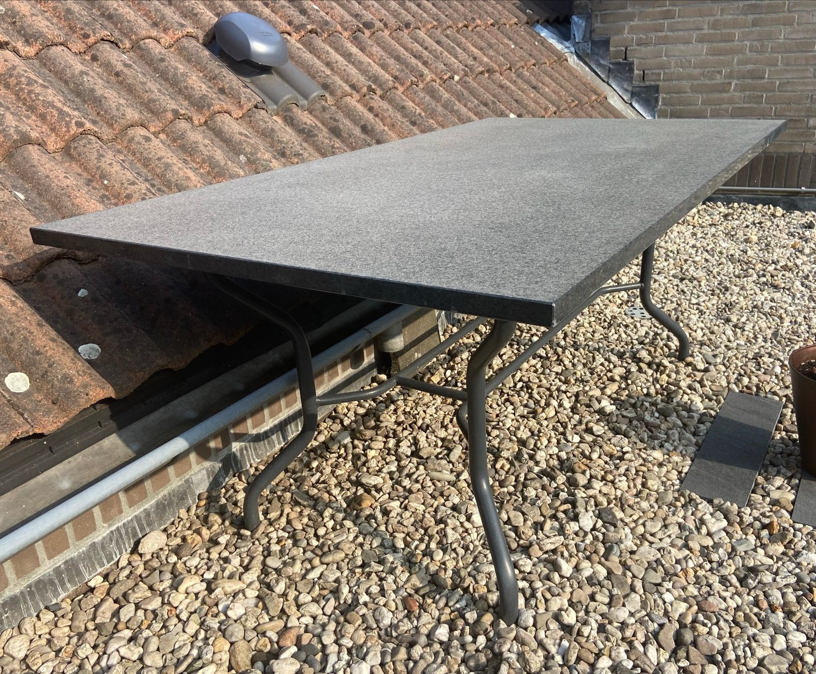 Robuuste basalt tuintafel met gepoedercoat metalen onderstel, Ophalen, Gebruikt, Rechthoekig, Metaal